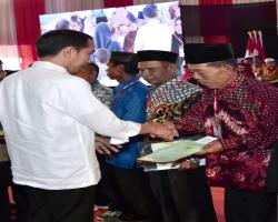 Presiden Jokowi serahkan 3000 sertifikat hak atas tanah di bogol