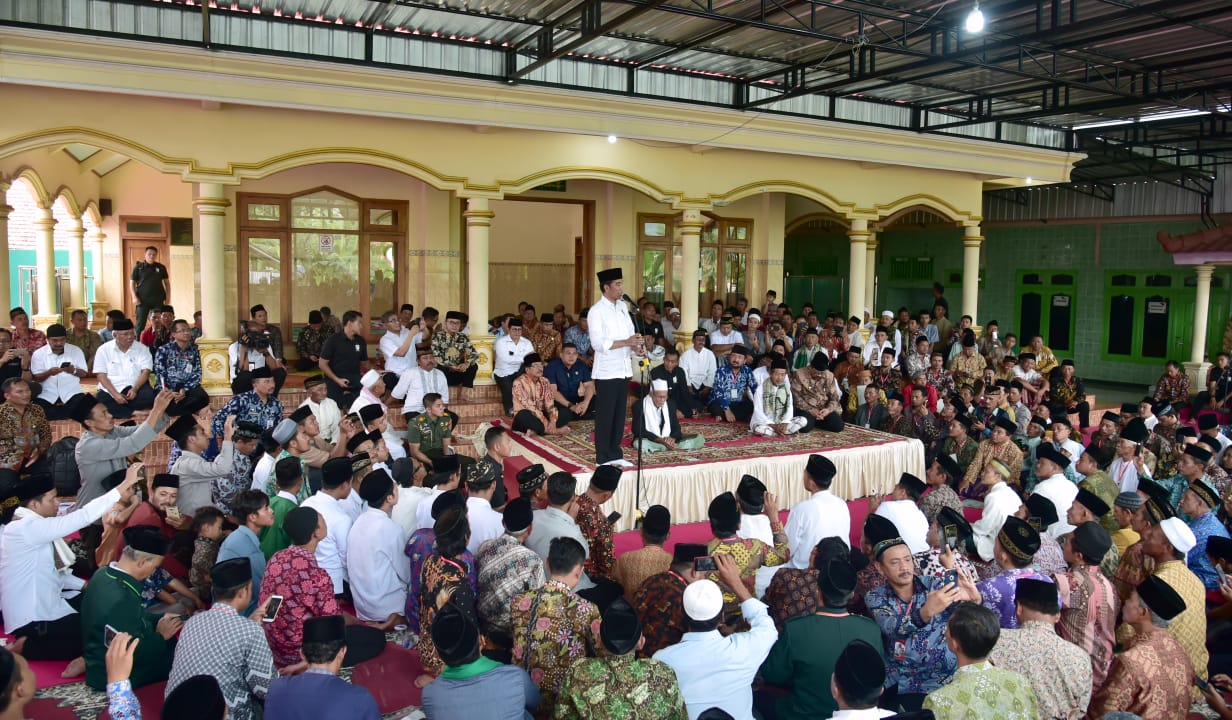 Presiden Bagikan Ratusan Sertifikat Tanah Wakaf Di Ponorogo Agar Ibada
