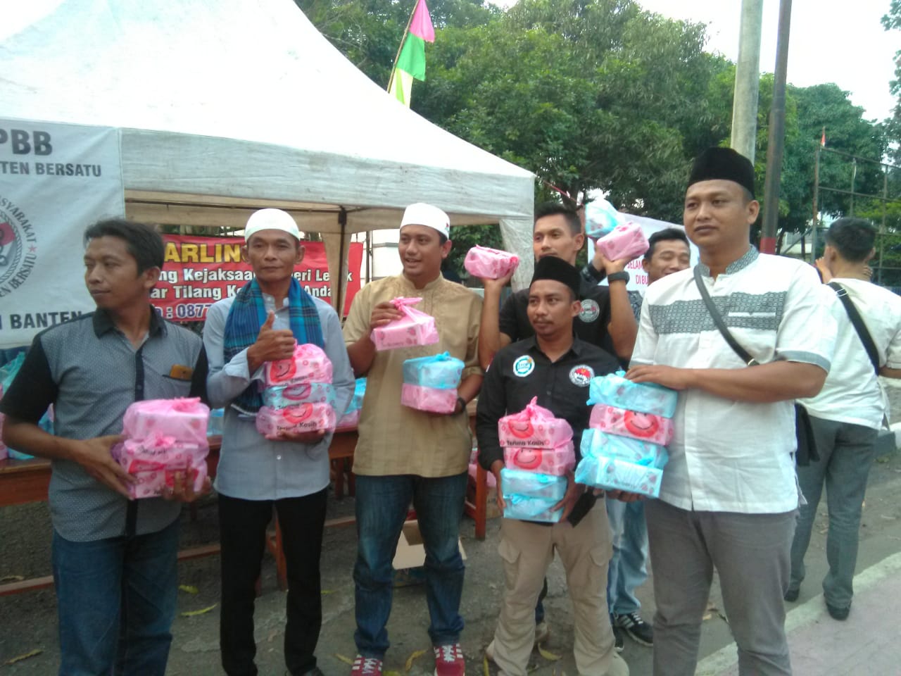 Gerakan Pemuda Bersatu Berbagi Takjil Di Pinggir Jalan