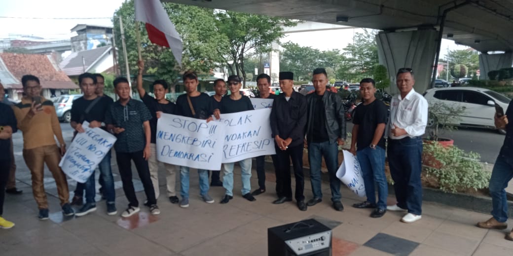 Demo Aksi Di Mapolda Sumsel Dengan Rombongan Lsm Dan Aktivis. Menolak 