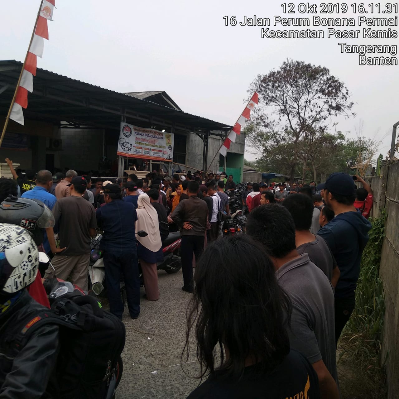 Ratusan Warga Suka Asih Krudug Kantor Desa