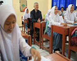 Ganjar  SPP Gratis Untuk Tahun Ini Untuk SMAK dan SLB