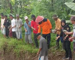 Warga Gotong Royong Pasang BronjongDesa Makam Rembang