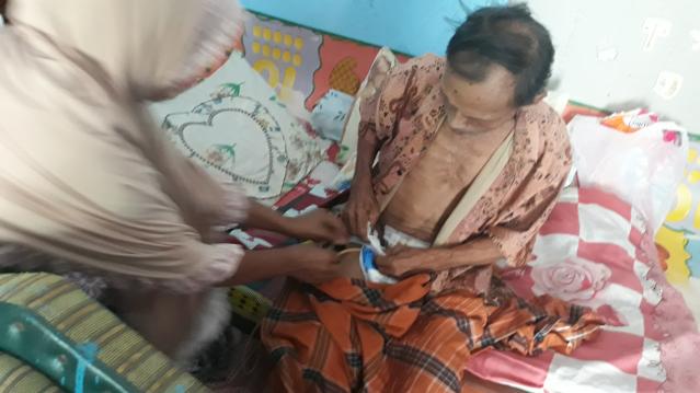 Bantu Pak Sunami Warga Desa Bodaskarangjati Yang Sakit