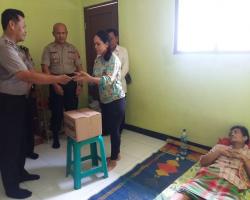 Bantuan Polsek Padamara Untuk Pujianto Warga Desa Sokawera Yang Lumpuh