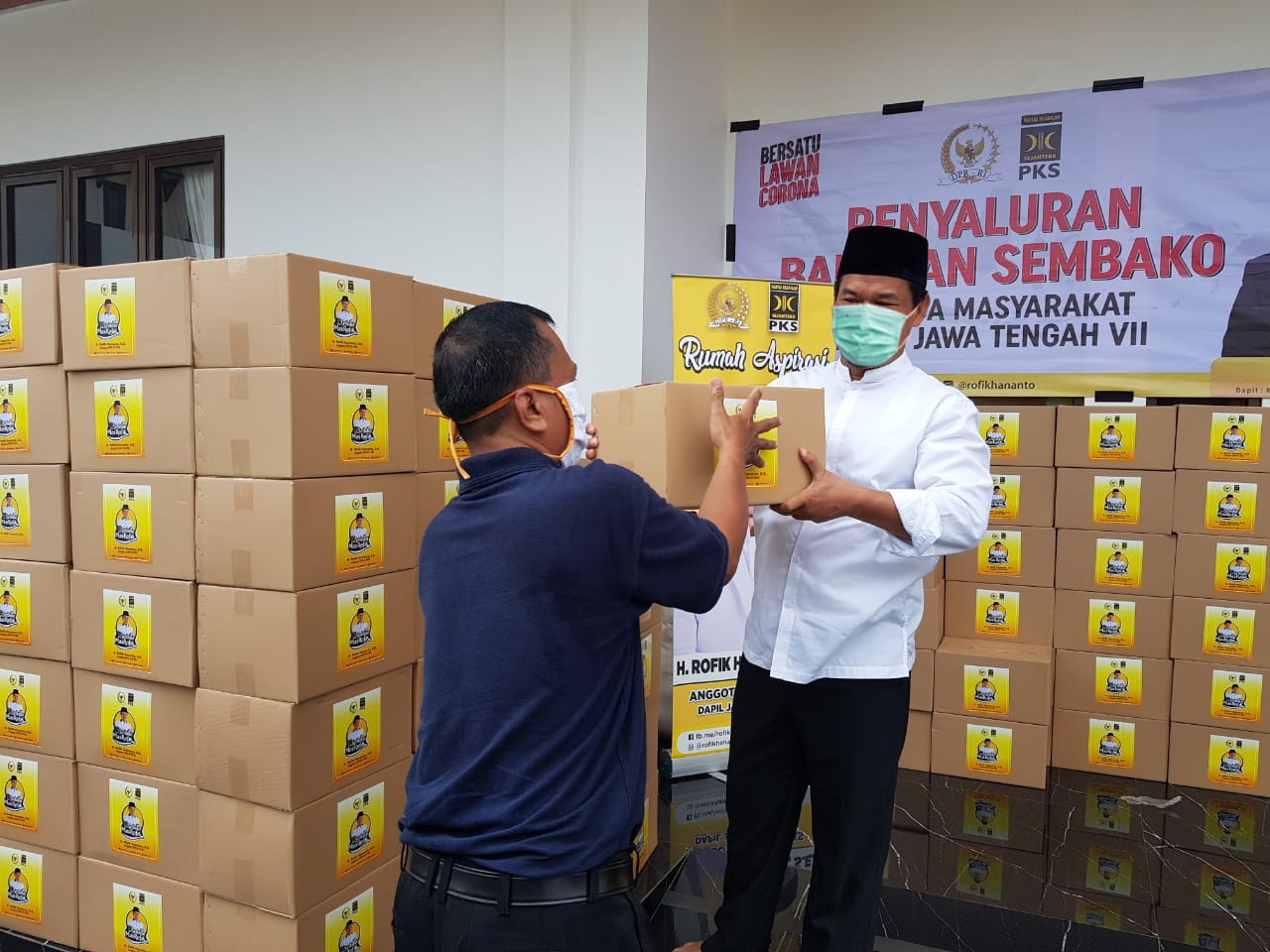 Peduli Covid 19, Rofik Hananto Salurkan 2000 Paket Sembako Di Tiga Kab