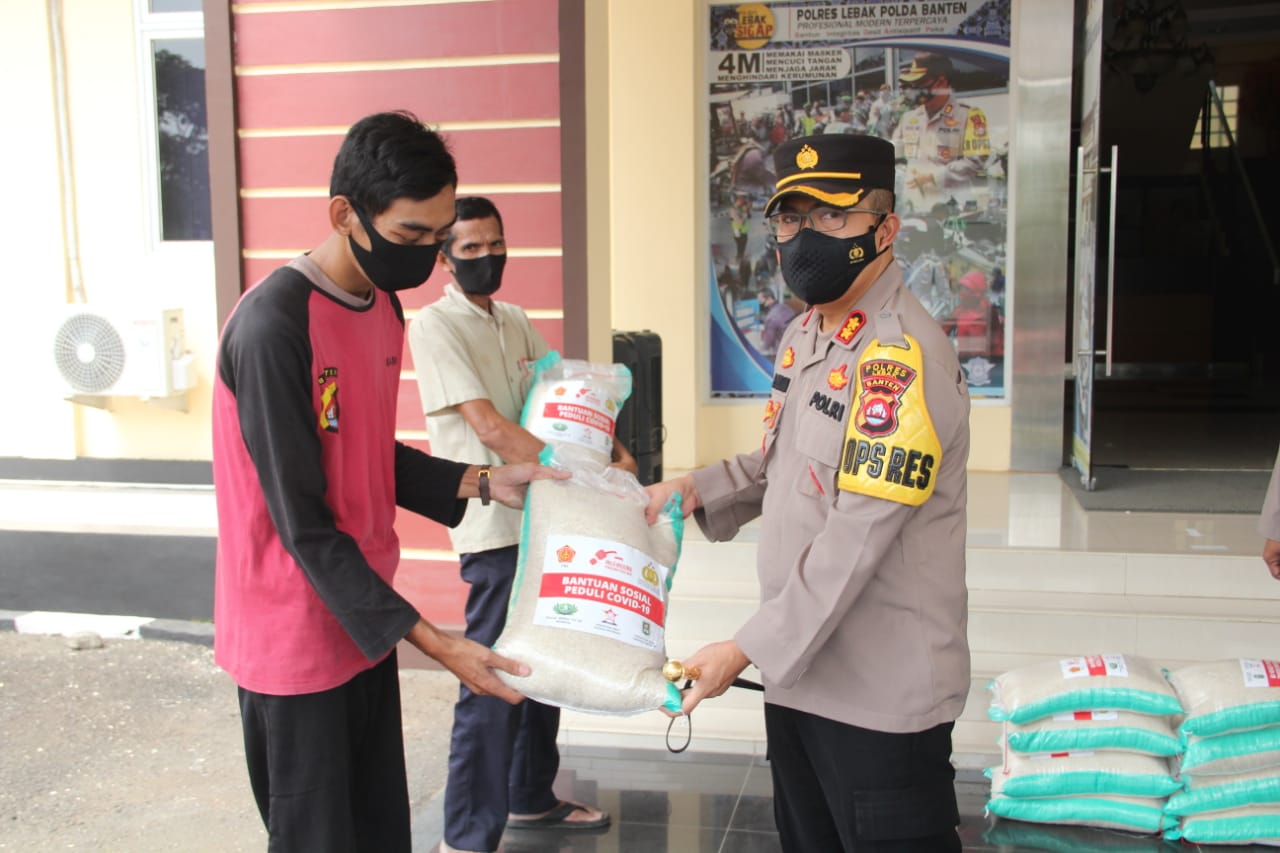 Polres Lebak Berikan Bantuan Beras 15 Ton Untuk Warga Lebak Yang Terda