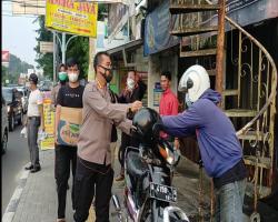 Gandeng Wartawan Humas Polda Banten Bagikan Ratusan Takjil dan Masker 