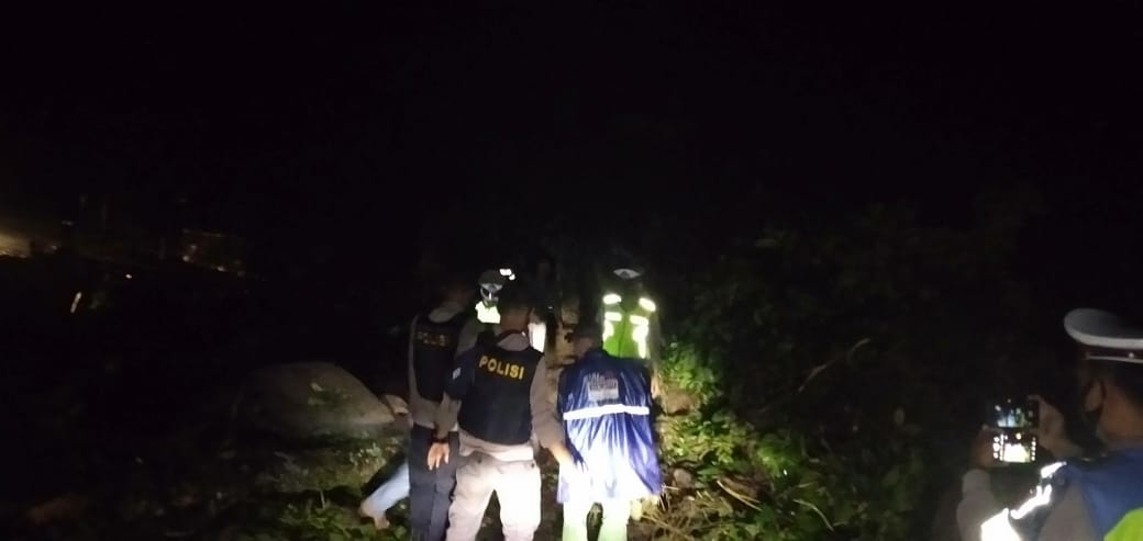 Curah Hujan Tinggi,jalan Raya Cipanas warung Banten Tertutup Longsor