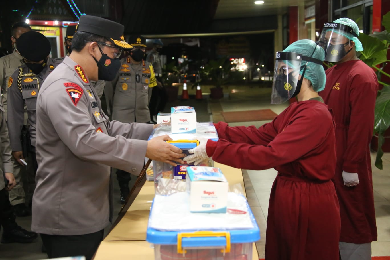 Kapolri Beri Bantuan Kapada Tenaga Kesehatan Rs Polri Soekanto