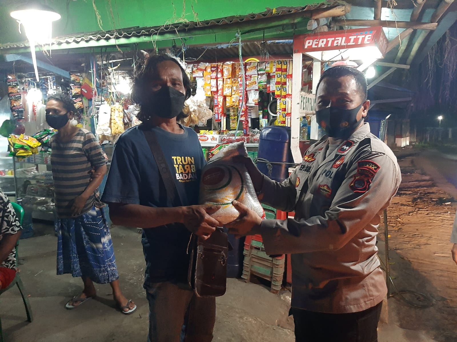 Sat Binmas Polres Lebak Salurkan Bansos Kepada Pkl,tukang Becak Dan Oj