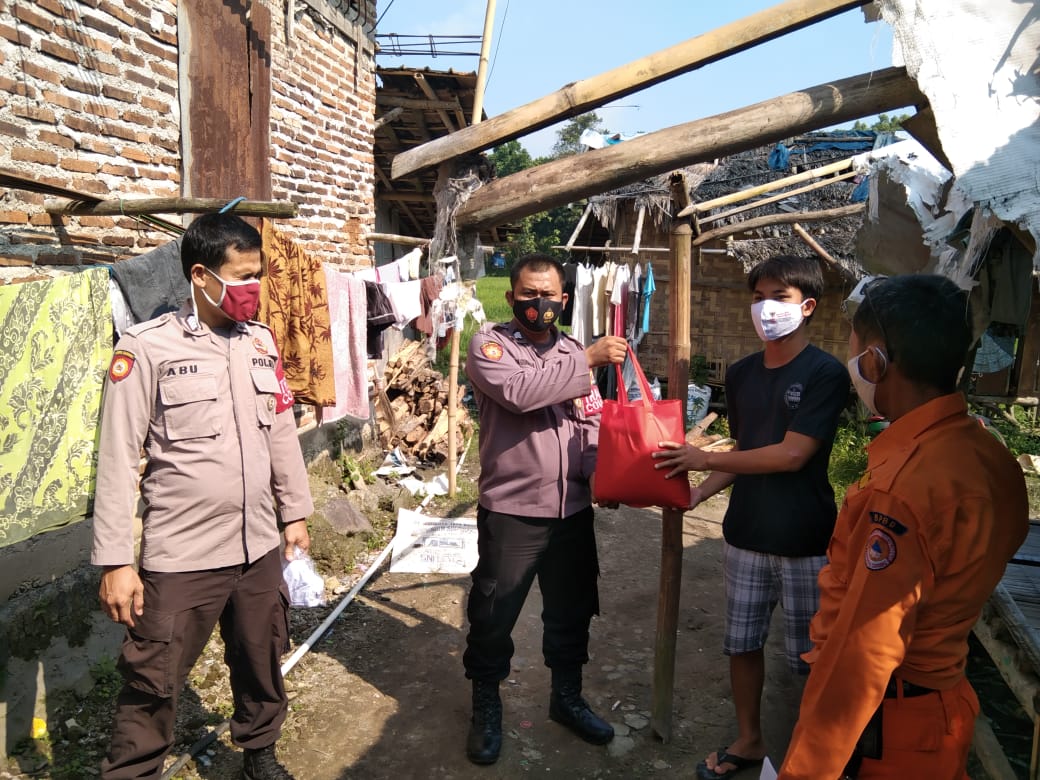 Polsek Cinangka Bagikan Sembako Ke Rumah Rumah Di Wilaya Kec, Cinangk