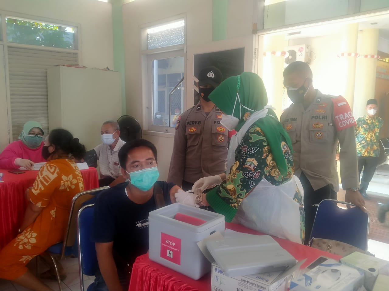 Gerai Vaksinasi Presisi, Polres Serang Kota Dan Akpol 91 Bagikan Paket