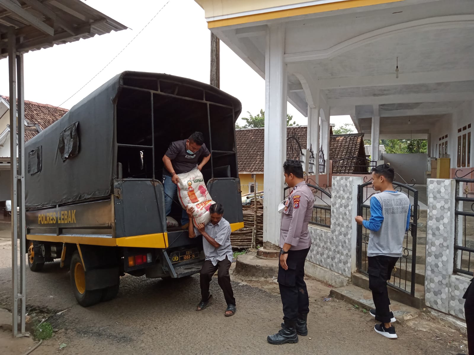 Peduli Ponpes Dimasa Ppkm Level 4, Polres Lebak Salurkan Bansos Ke Pon