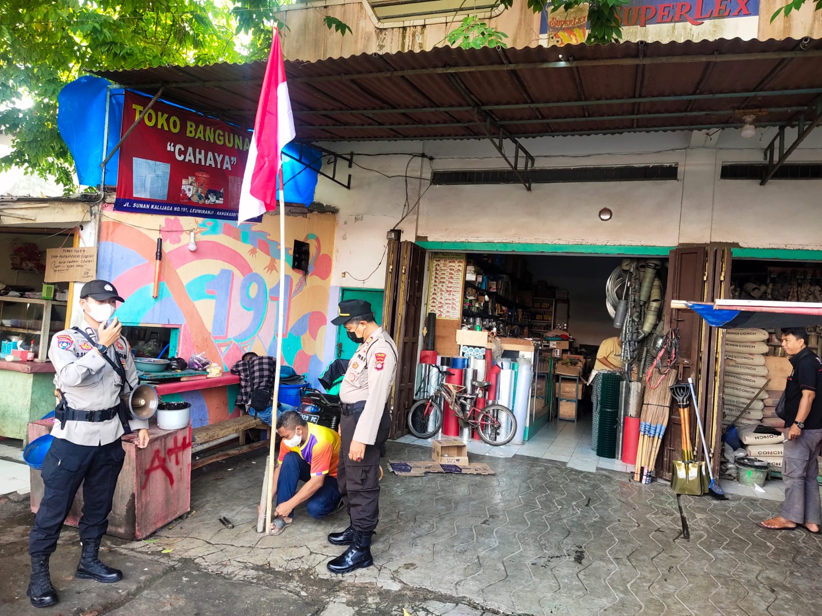 Sat Binmas Polres Lebak Imbau Warga Kibarkan Bendera Merah Putih Sambu
