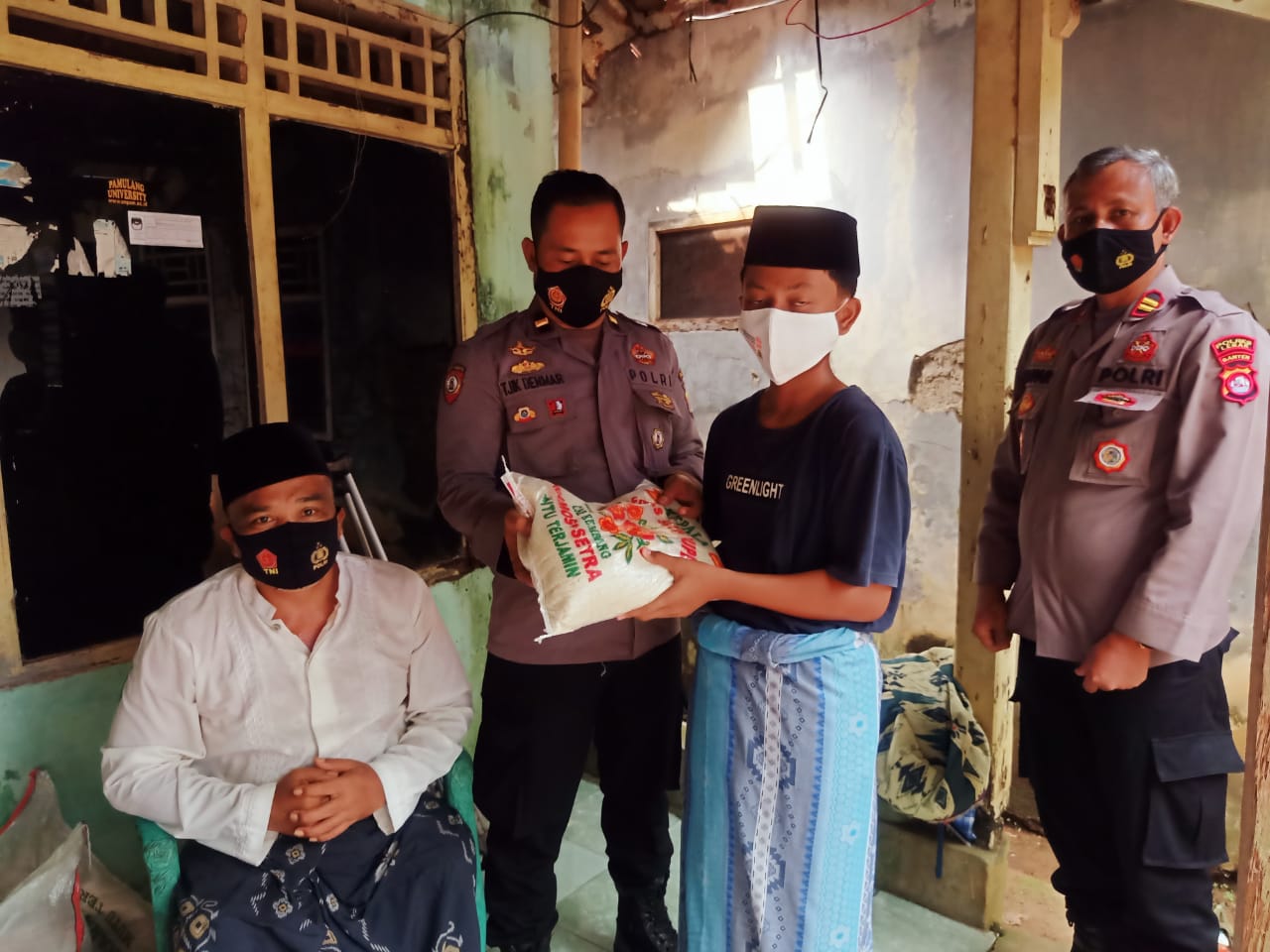 Setengah Ton Beras Di Salurkan Sat Binmas Polres Lebak Ke Yayasan Anak