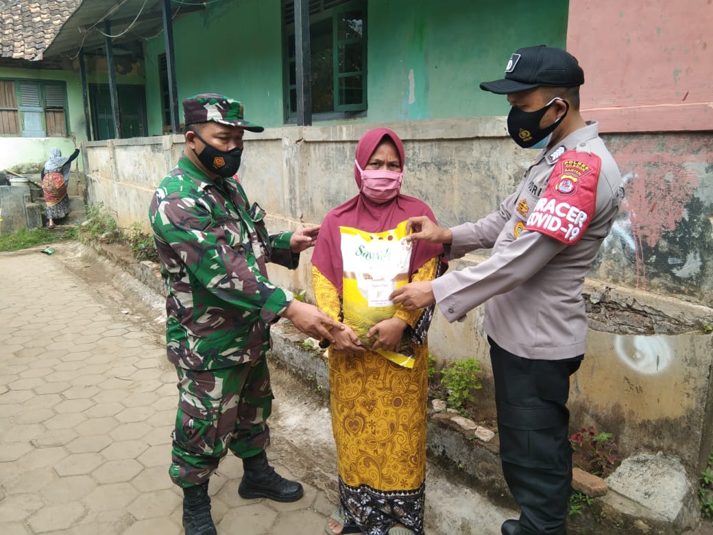 Masa Ppkm Darurat, Polsek Mancak Bersama Koramil 2306) Bagikan Sembako