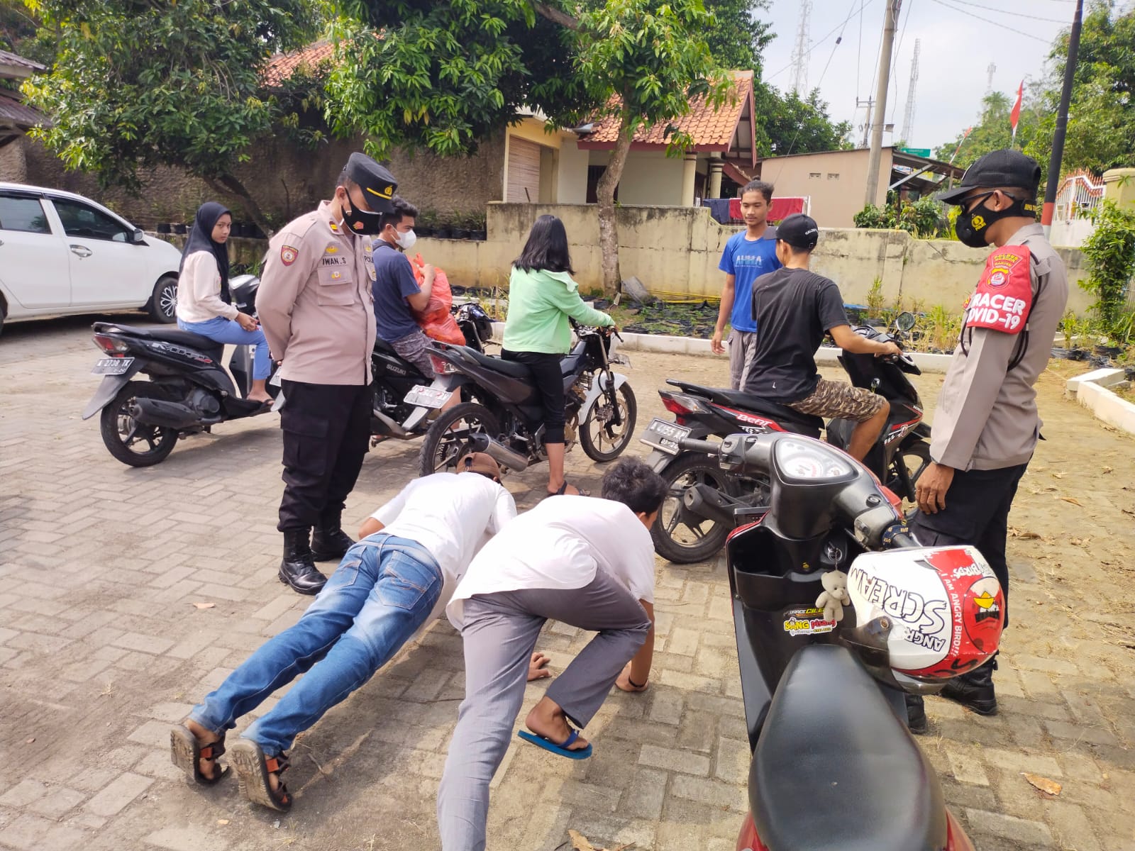 Polsek Mancak Gelar Oprasi Prokes, Sekaligus Menbagikan Masker