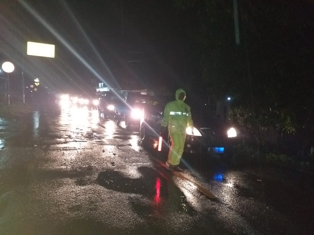 Personil Polsek Bayah Polres Lebak Bersama Warga Evakuasi Pohon Tumban