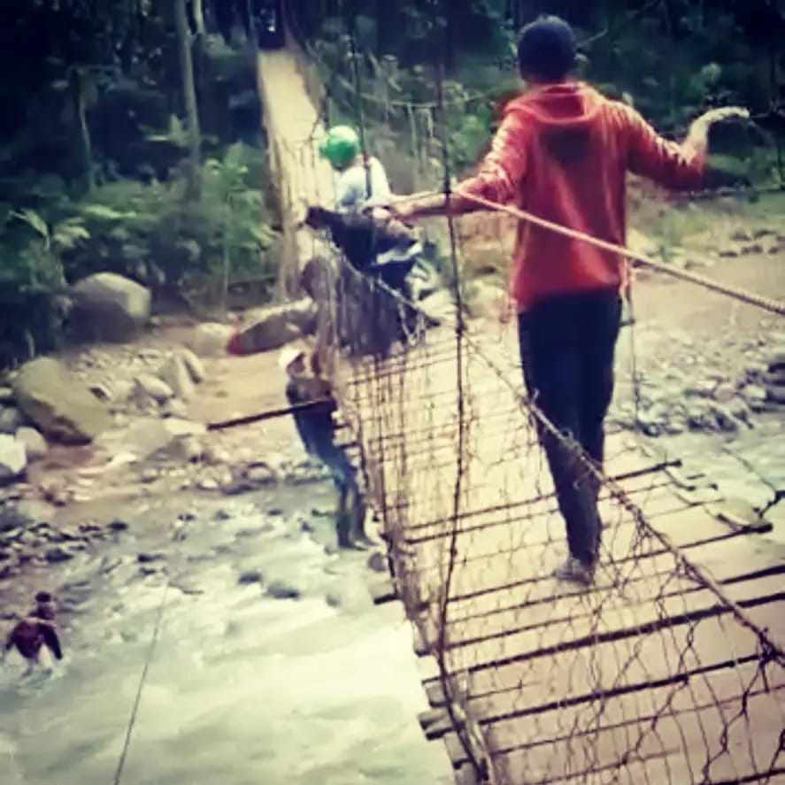 Akibat Jembatan Gantung Sudah Rusak, Pengendara Roda Dua Tergelicir