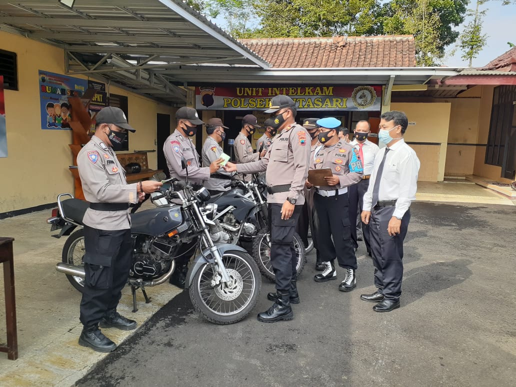 Pastikan Siap Digunakan, Kapolsek Kutasari Cek Ranmor Dan Senjata Api 