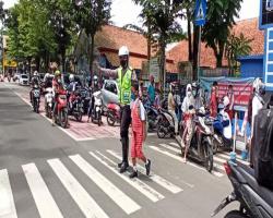 Bantu Siswa Sebrangkan Jalan Kasat Lantas Polres Lebak Polda Banten In