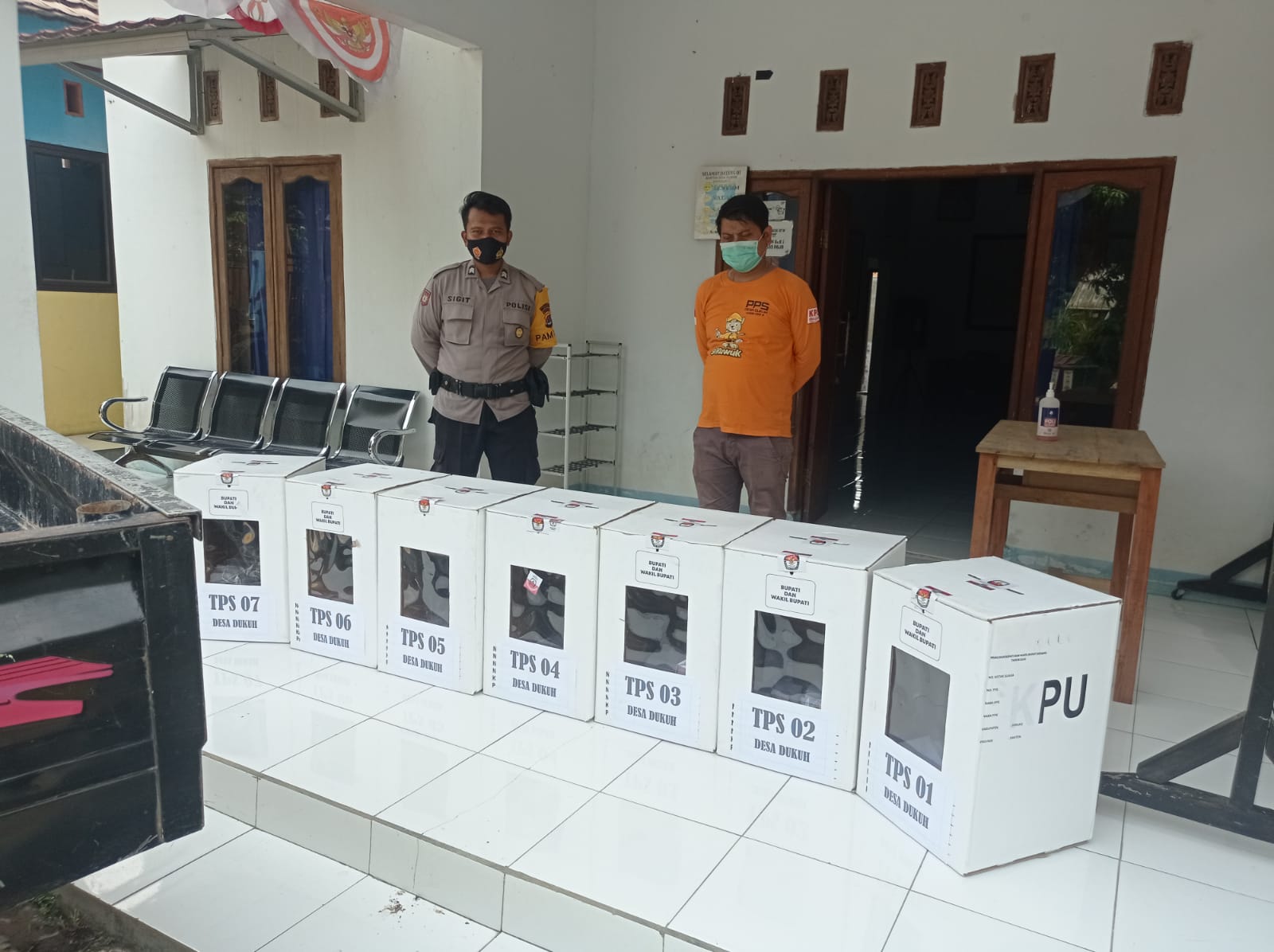 Polsek Kragilan Polres Serang Kawal Pendistribusian Logistik Pilkades