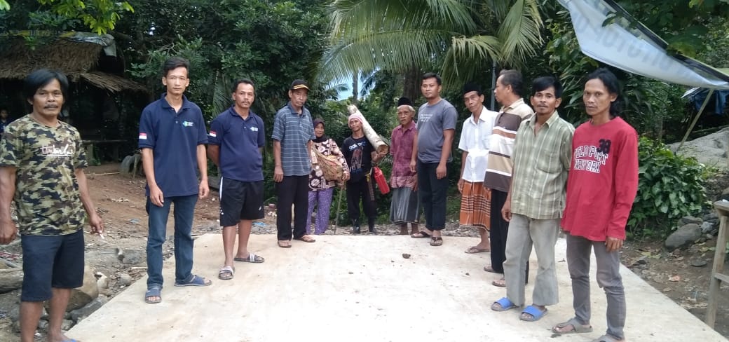 Di Bangkunya Jalan Desa Cikedung Dan Desa Ciwarna Masyarakat Setempat 