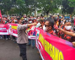 Kapolres Lebak Polda Banten Pimpin Pengamanan Aksi Unras di depan Gedu