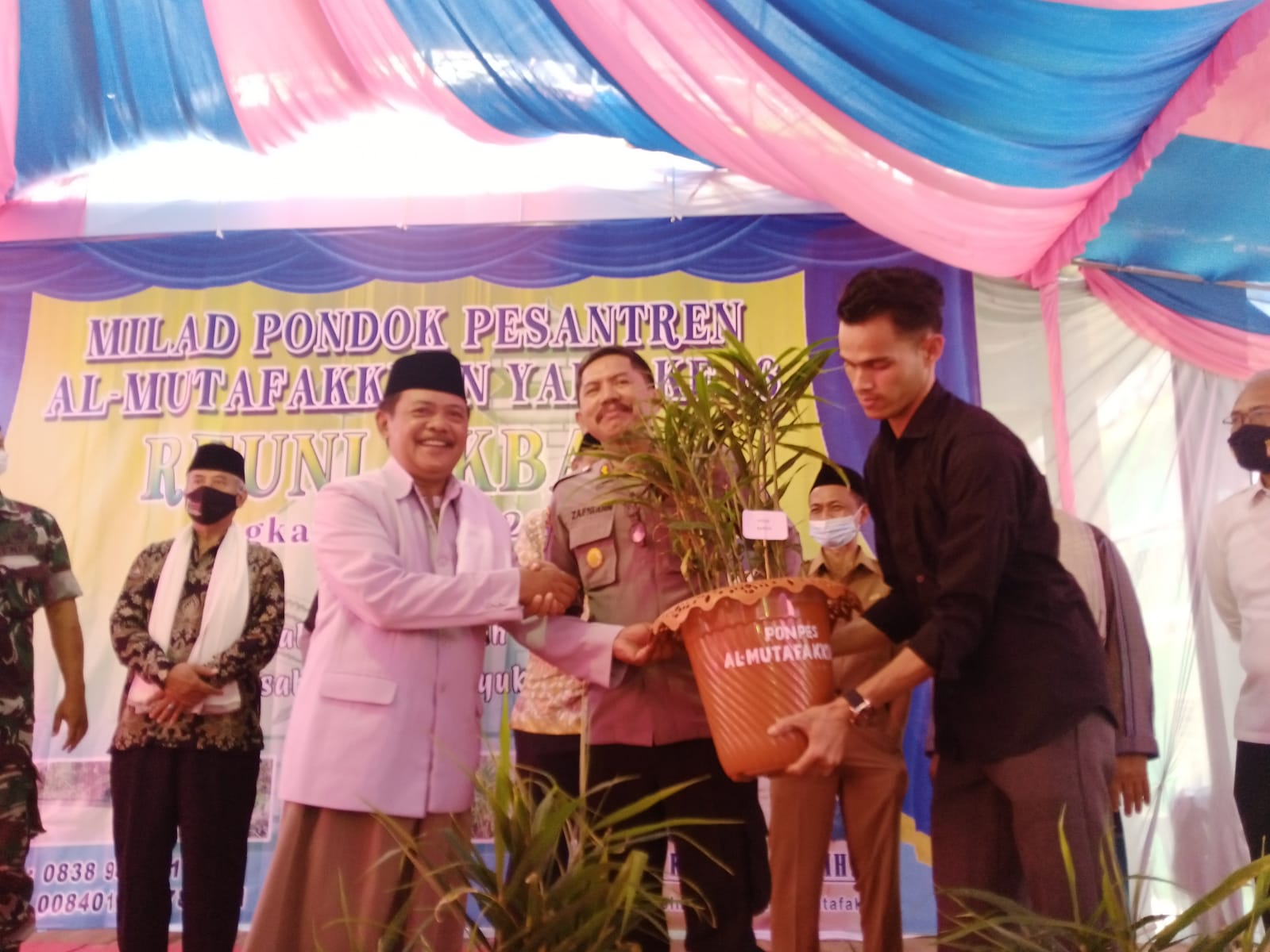 Ponpes Al mutafakkirin Adakan Milad, Ke 16, Sekaligus Penyerahan Bibit