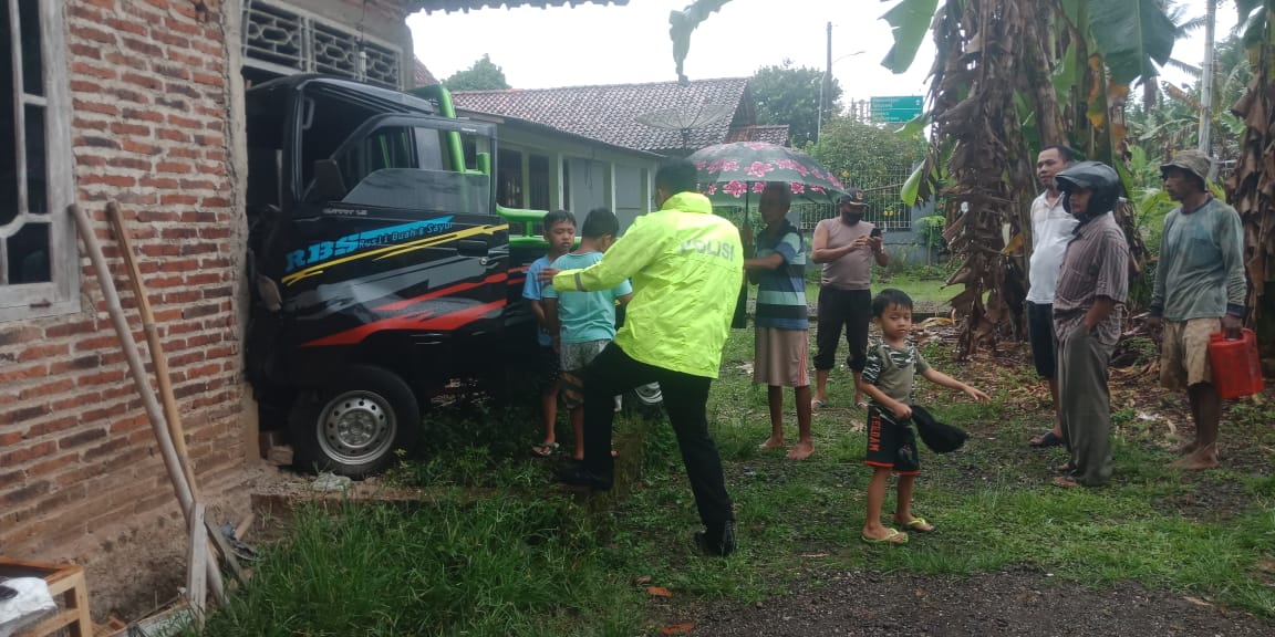 Kecelakaan Di Bukateja, Mobil Tabrak Motor Dan Rumah