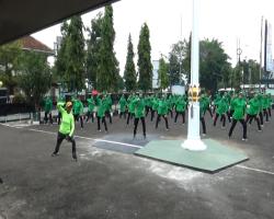 Ketua Persit KCK Cabang XIX Dim 0704Banjarnegara Besuk Anak Anggota Ya