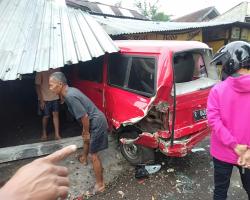 Kecelakaan di Bojongsari Avanza Tabrak Mobil Parkir dan Bangunan Pingg