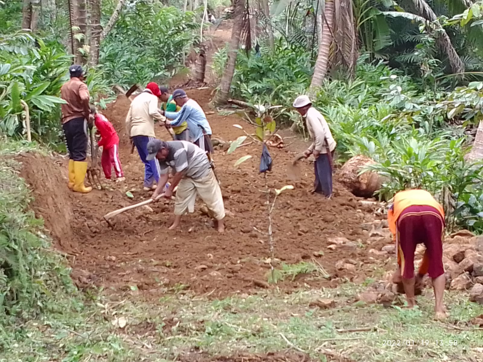 Warga Dusun Sindangsari Membuka Akses Jalan Karinjing