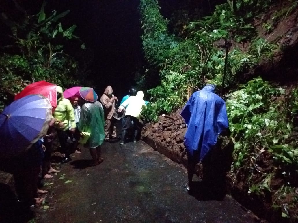 Hujan Deras Sebabkan Longsor Di Desa Limbasari