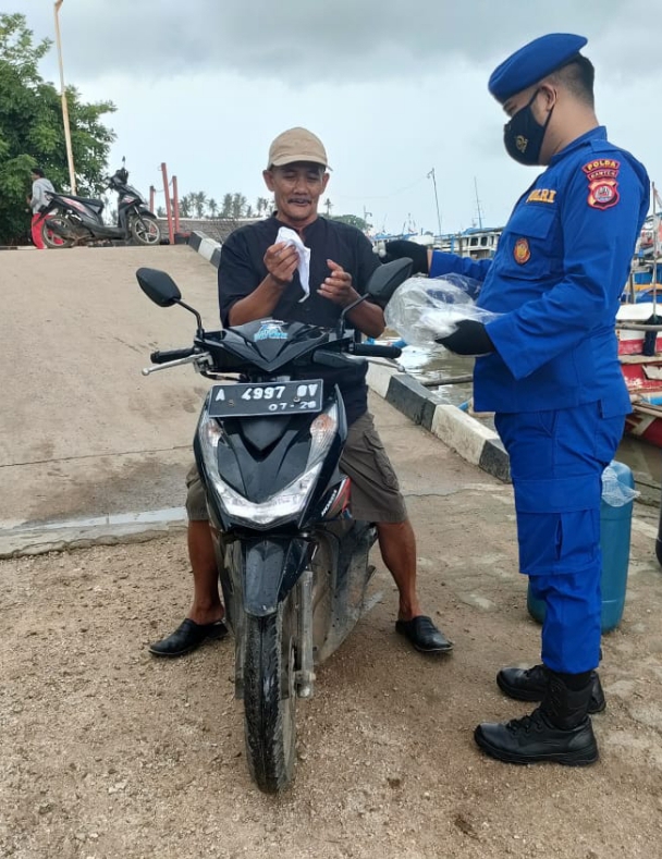 Polsek Muncang Polres Lebak Terus Mengingatkan Dan Membagikan Masker K