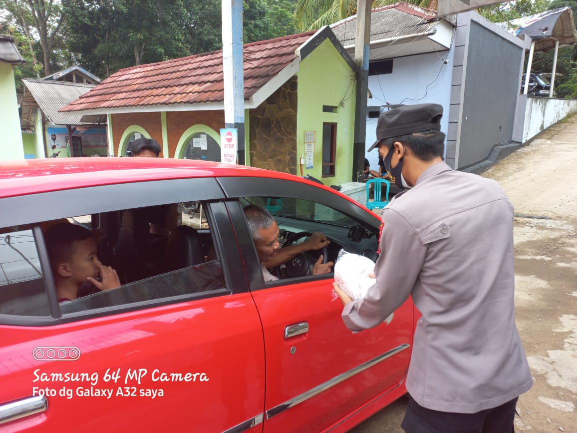 Anggota Polsek Cipanas Tidak Henti hentinya Menghimbau Prokes Dan Bag