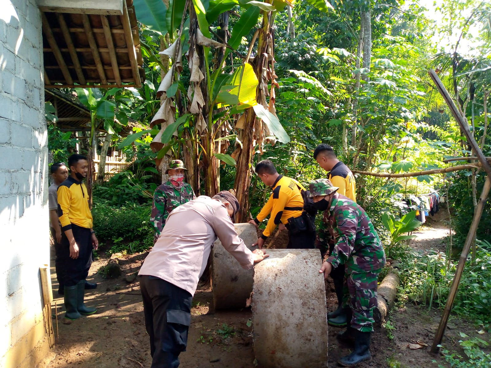 Bangun Kesadaran Hidup Higienis, Tni polri Bangun 300 Jamban Untuk War