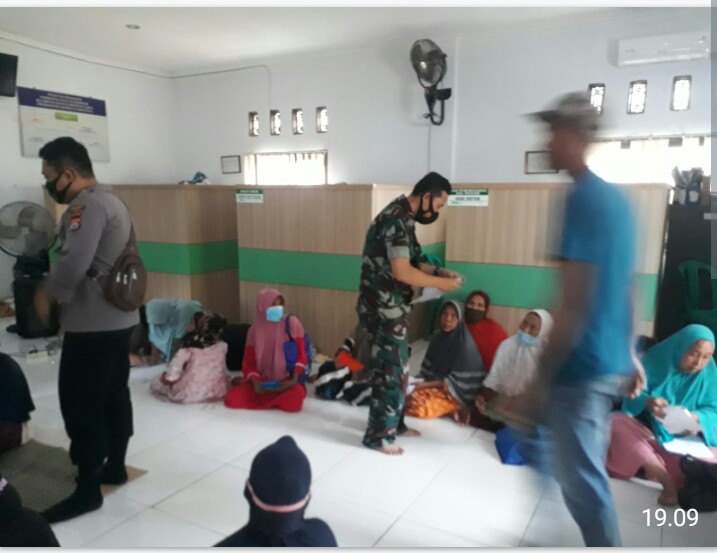 Bhabinkamtibmas Polsek Sajira Monitoring Pembagian Bpnt Di Kantor Desa