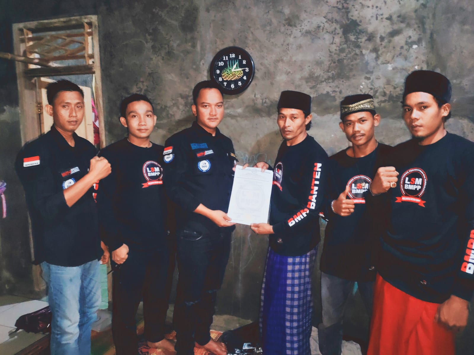Ketua Dpd Lsm Bmpp Serahkan Sk Pada Dpc Lsm Bmpp Kecamatan Ciomas.