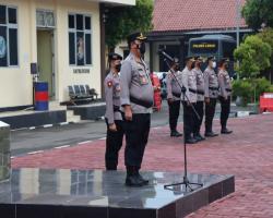 Dua Personil Polres Lebak Polda Banten Mendapatkan Kenaikan Pangkat Pe