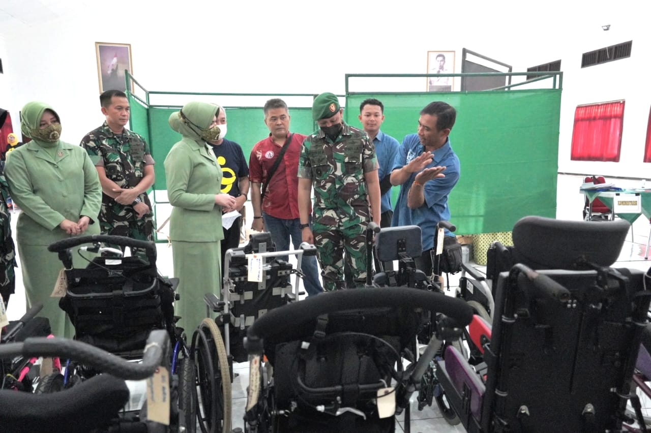 Seating Clinic Dan Serah Terima Kursi Roda Adaptif Kepada Penyandang D