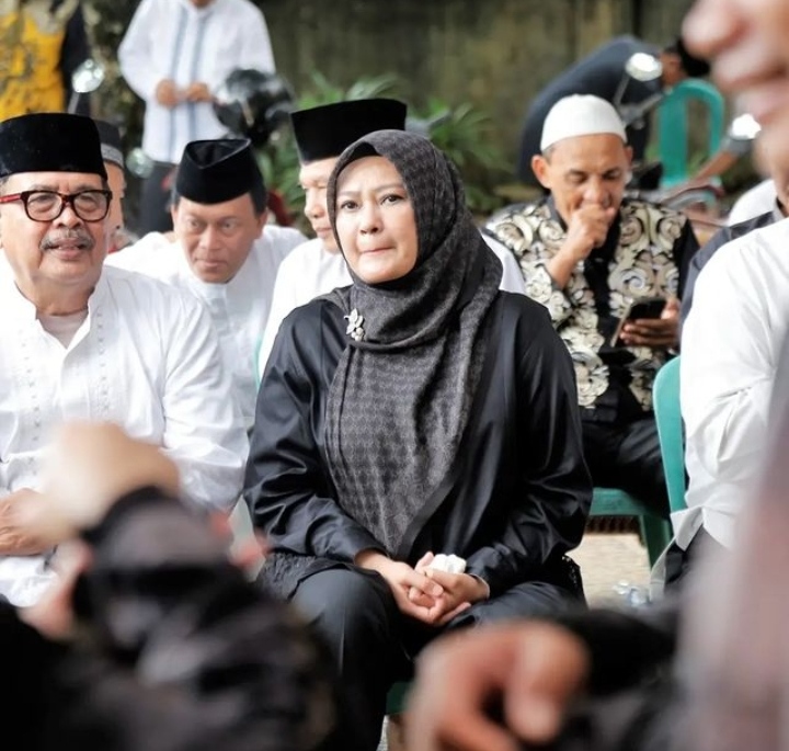 Hadiri Pemakaman Bupati Pandeglang 2011  2016, Ibu Bupati Turut Meras
