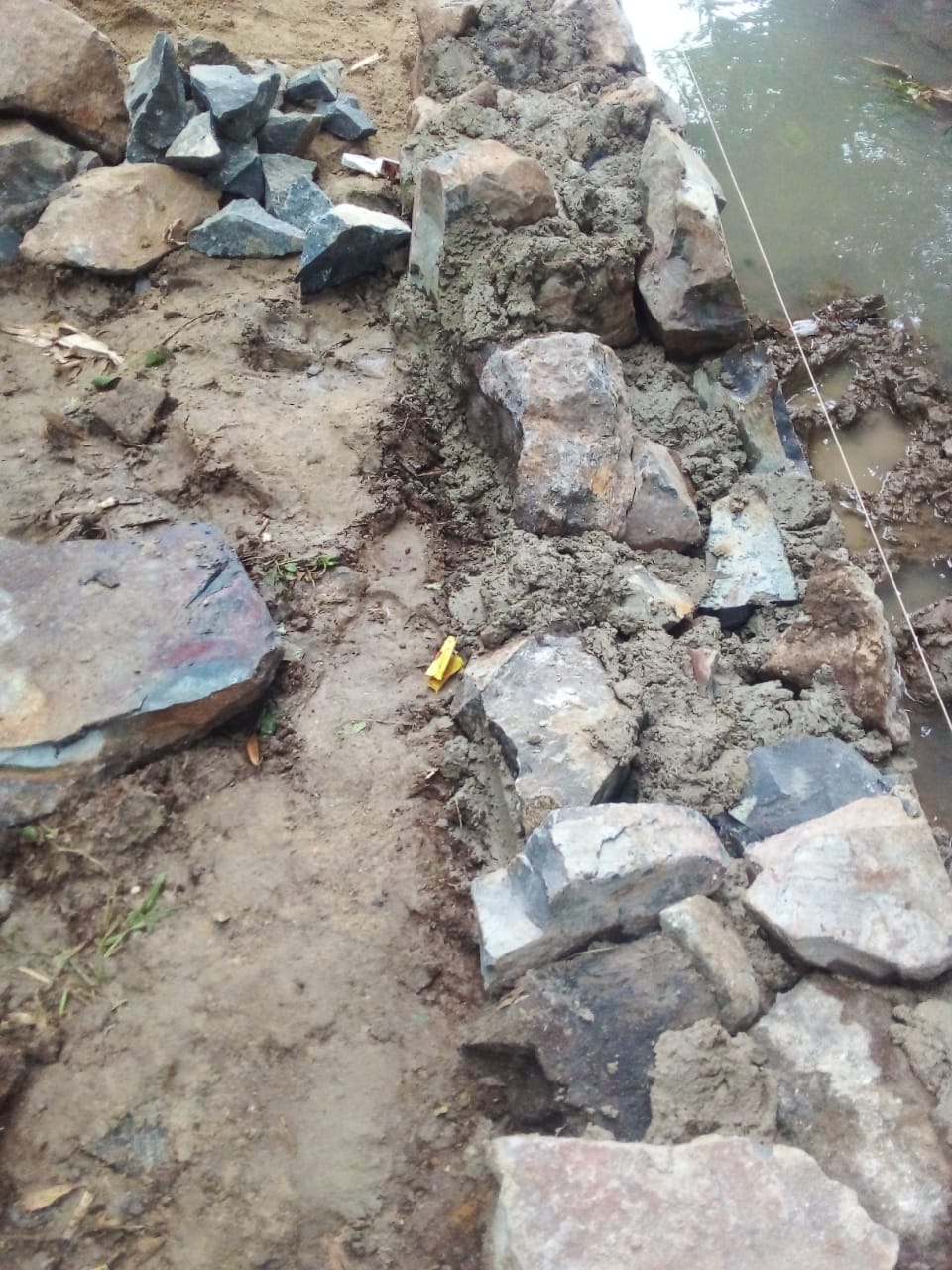 Proyek Saluran Irigasi D.i. Cicanggong Di Duga Menyalahi Aturan.
