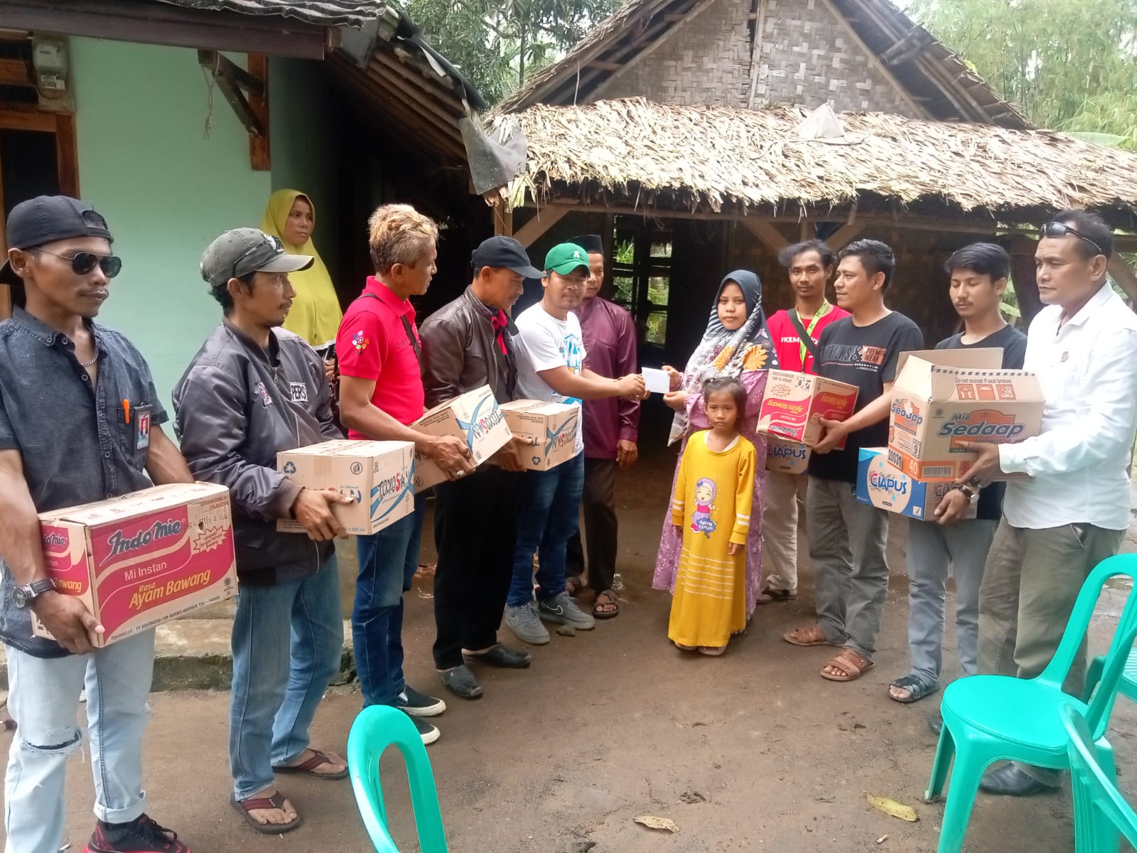 Jurnalis Banten Bersatu (jbb) Beri Bantuan Sembako Korban Kecelakaan M
