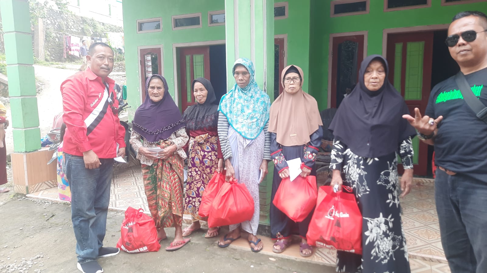 Bacaleg Dpr Ri Amin P Napitupulu Berbagi Sembako Dan Bantuan Perbaikan