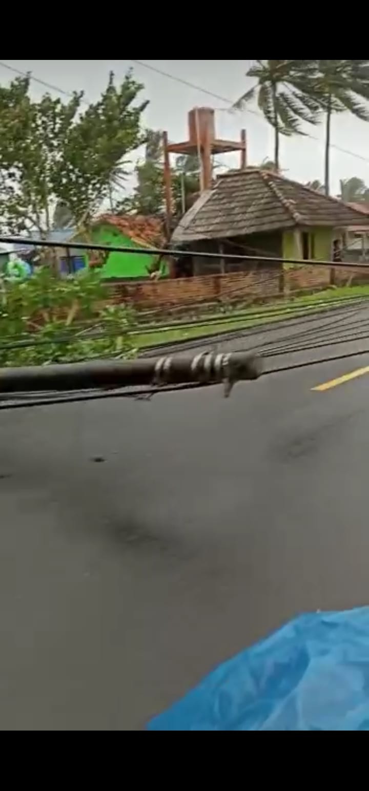Akibat Angin Kencang Di Jalan Raya Anyer Mengakibatkan Beberapa Tihang