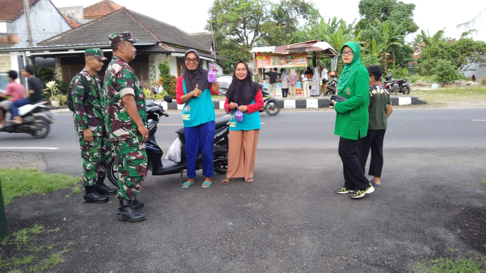 Koramil 2506  Padaherang Kodim 0625  Pangandaran Ber Bagi Takjil Di Bu