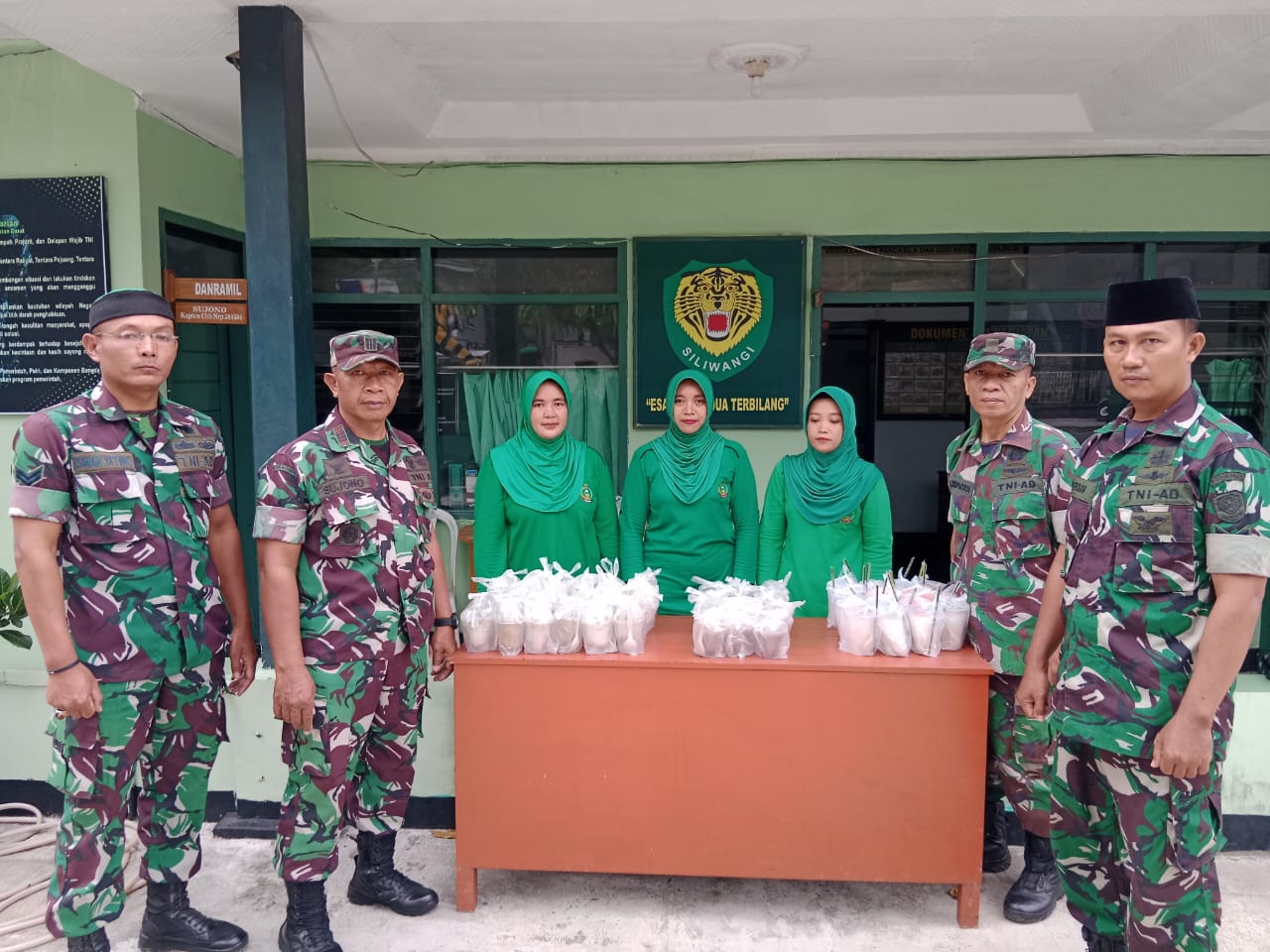 Koramil 2505  Kalipucang Berbagi Ta,jil Di Jalan Raya Kalipucang