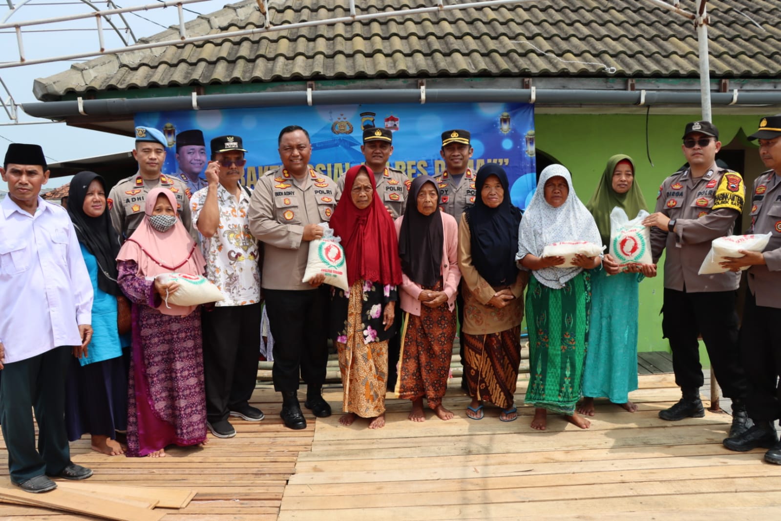 Polres Demak Salurkan Ratusan Sembako Kepada Warga Tumbulseloko Sayung